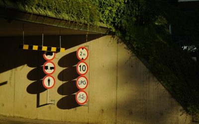 Milyen KRESZ szabályok vonatkoznak a nehéz tárgyak szállítására?